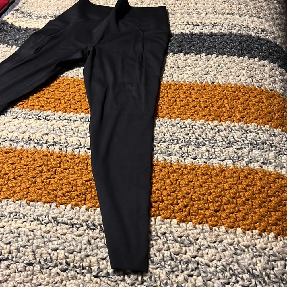 All in Motion flex high rise 7/8 legging. Size Medium. Color Black - Picture 8 of 9